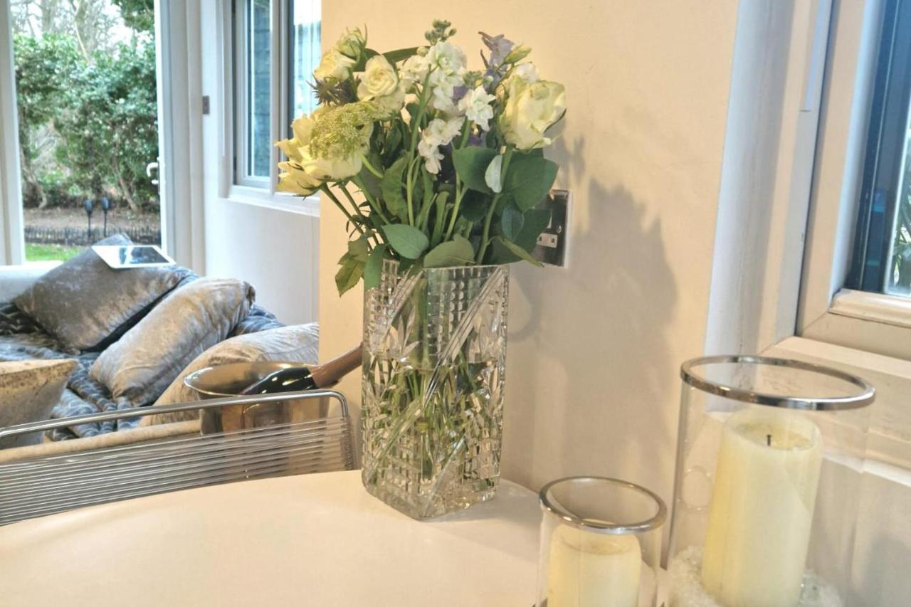 1 Bed Cottage-Museum View-Garden-Free Parking Weybridge Bagian luar foto